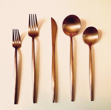 Load image into Gallery viewer, Mia Flat ware